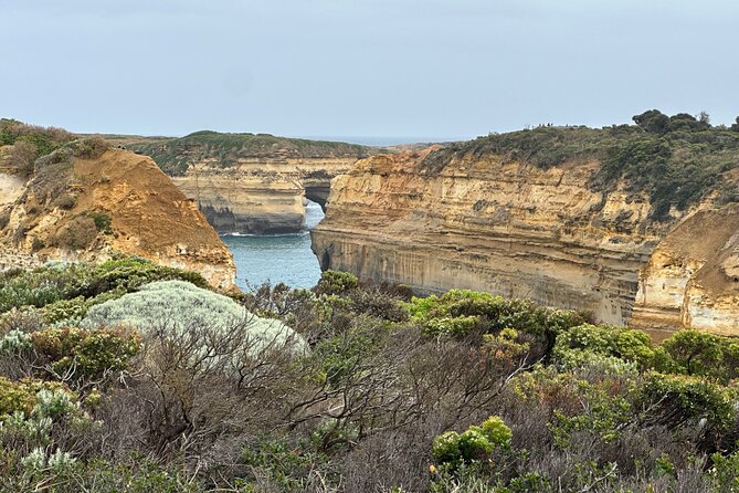 Great Ocean Road 12 apostles PRIVATE Luxury Tour 5 PAX all incl. - The memorial arch explains what built the road
