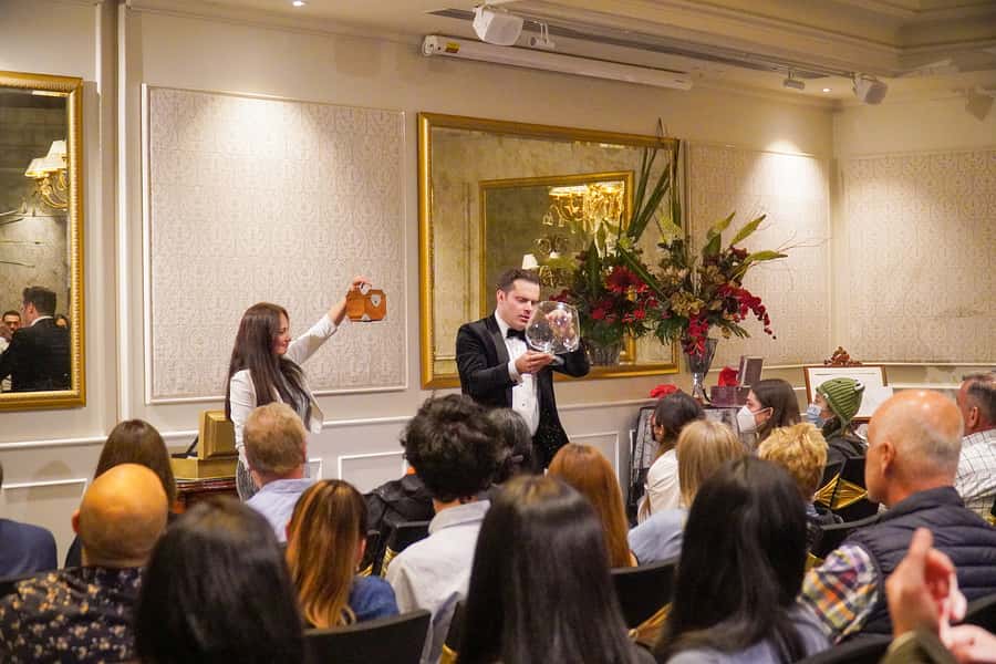 Impossible Occurrences - Melbourne Magic Show - A close-up magic night inside the Melbourne Marriott