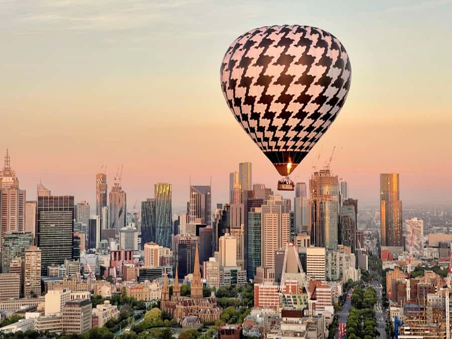 Melbourne: 1-Hour Hot Air Balloon Flight at Sunrise - Before dawn at Pullman Melbourne on the Park