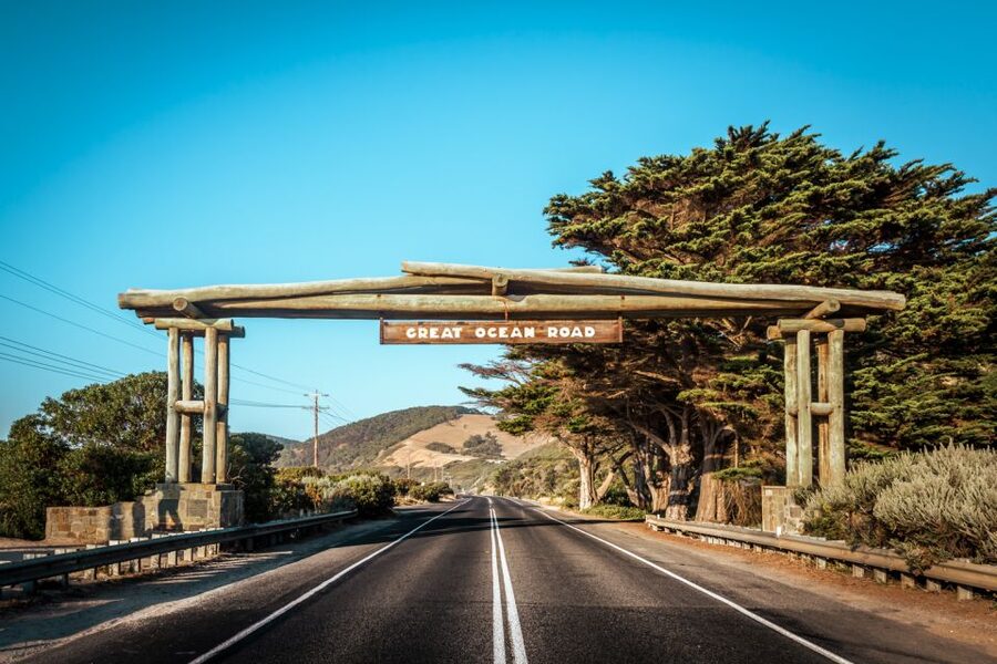 Melbourne: 12 Apostles, Otways & Great Ocean Road Day Tour - Meeting point, clothing, and the long-day reality
