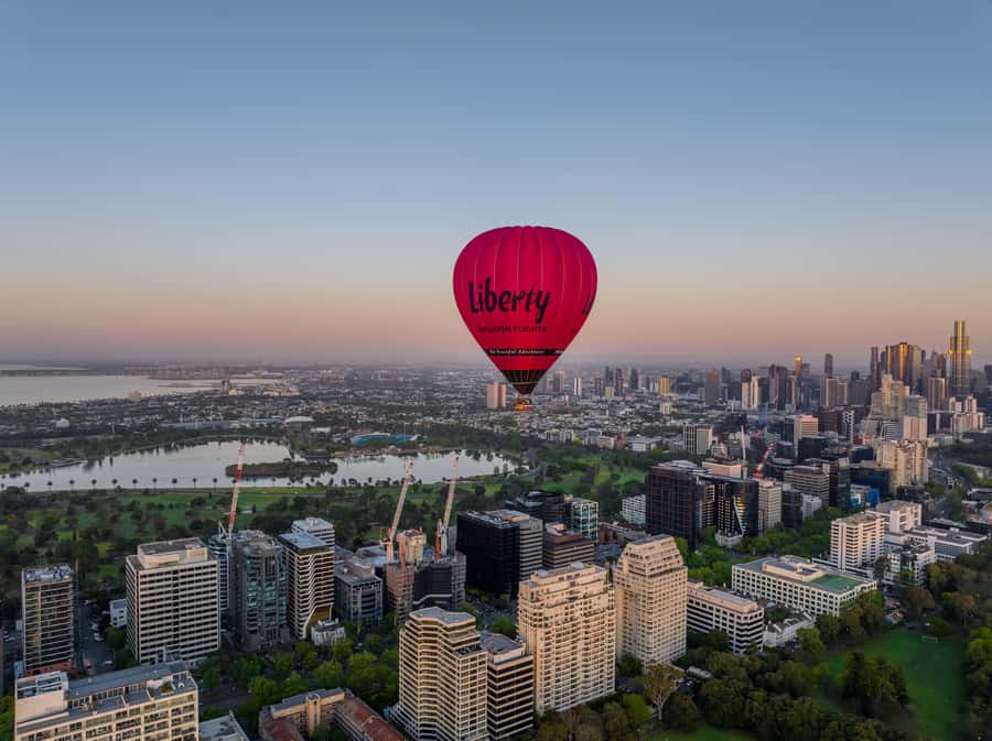 Melbourne: Balloon Flight at Sunrise with Breakfast - Before Dawn at the Windsor Hotel