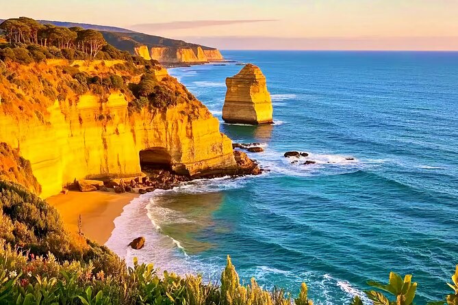 Melbourne: Great Ocean Road Luxury Coach Reverse Tour - The Memorial Arch at Eastern View