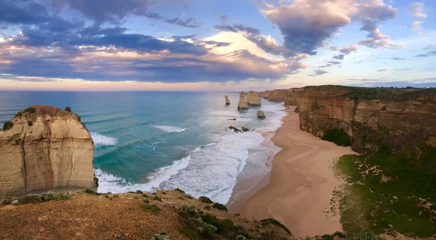 Melbourne: Great Ocean Road to 12 Apostles via the Coastline - Split Point Lighthouse and its red hat