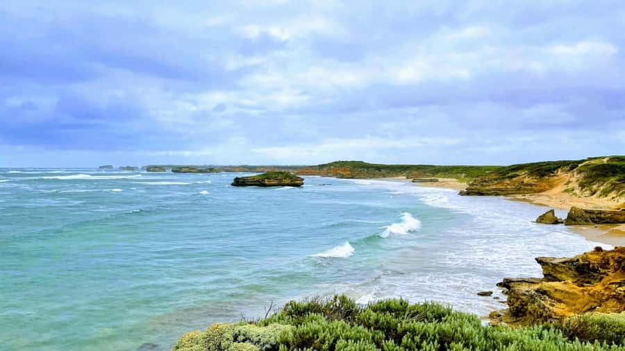 Melbourne: Great Ocean Road to 12 Apostles via the Coastline - The Memorial Arch and the story behind the road