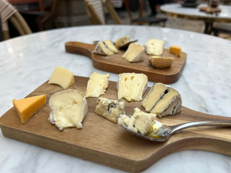 Melbourne: Secret Food Tour - Italian focaccia and the CBDs food arcades