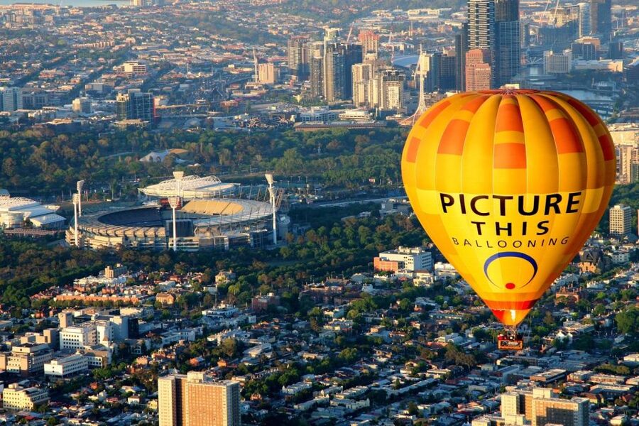 Melbourne: Sunrise Hot Air Balloon Experience with Breakfast - What the flight feels like in the basket