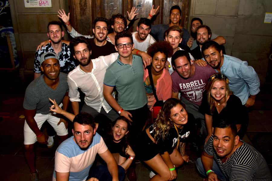 Melbourne: Weekly Bar Crawl: 5 Free shots, Club Entry - Free drinks and the important shot discrepancy