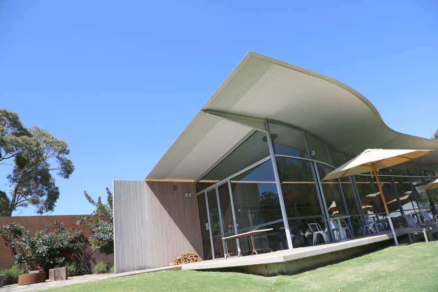 Melbourne: Yarra Valley Food & Wine Tour in a '56 Chevrolet - Wine tasting at a premium estate